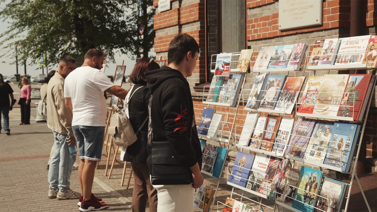 Уличная информационная акция «Возьмёмся за руки, друзья!»
